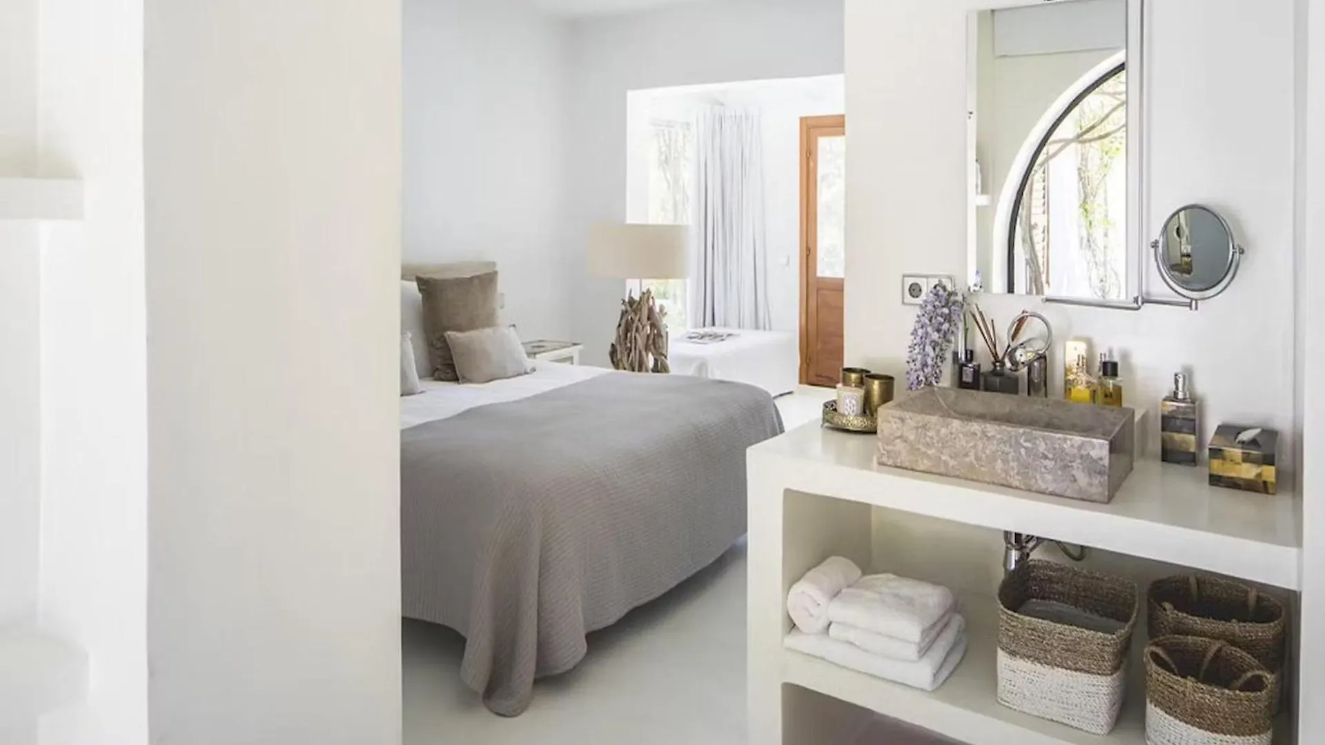 Impressive Holiday Home With Views Sant Carles de Peralta
